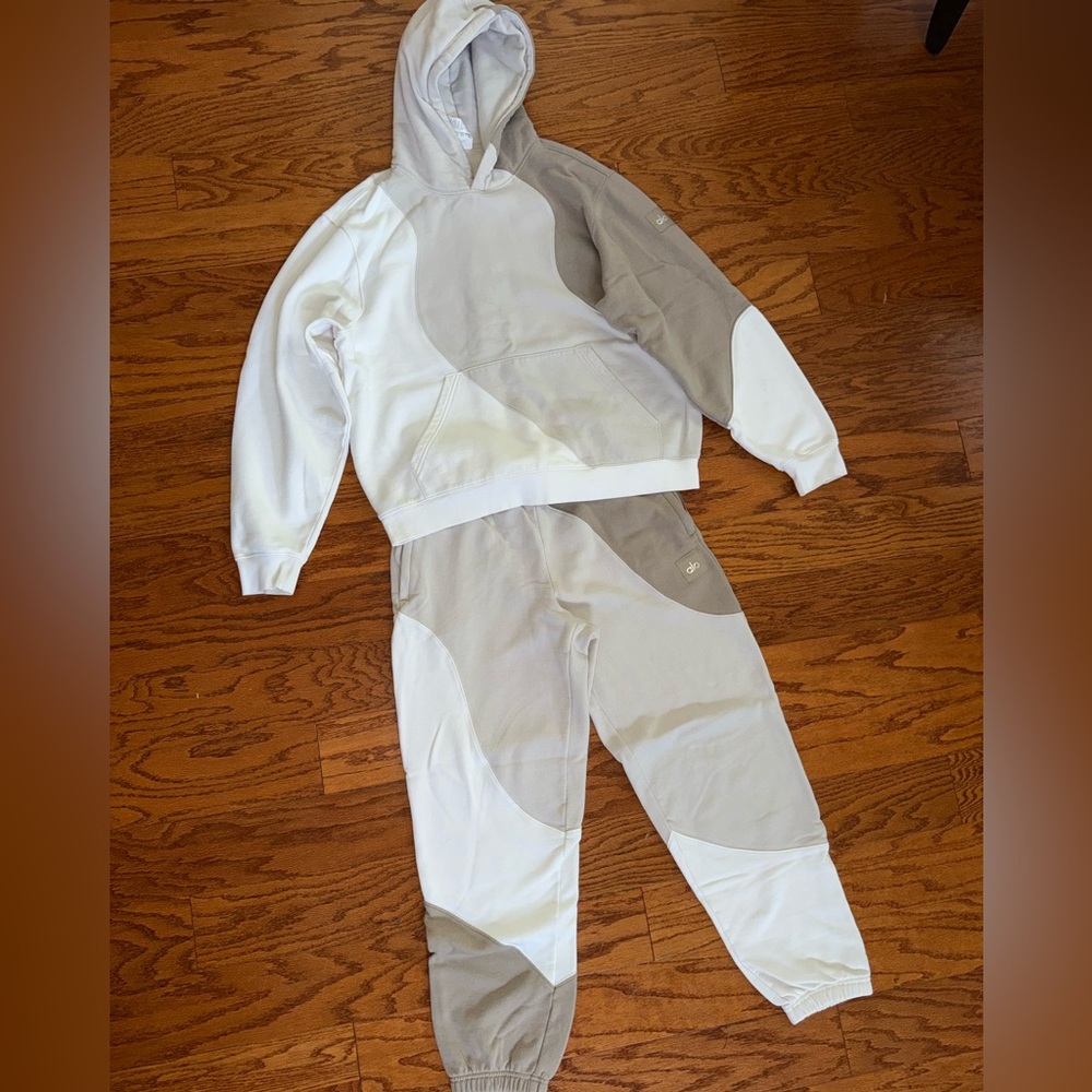 Alo Wave Set Cream and Light Taupe Unisex